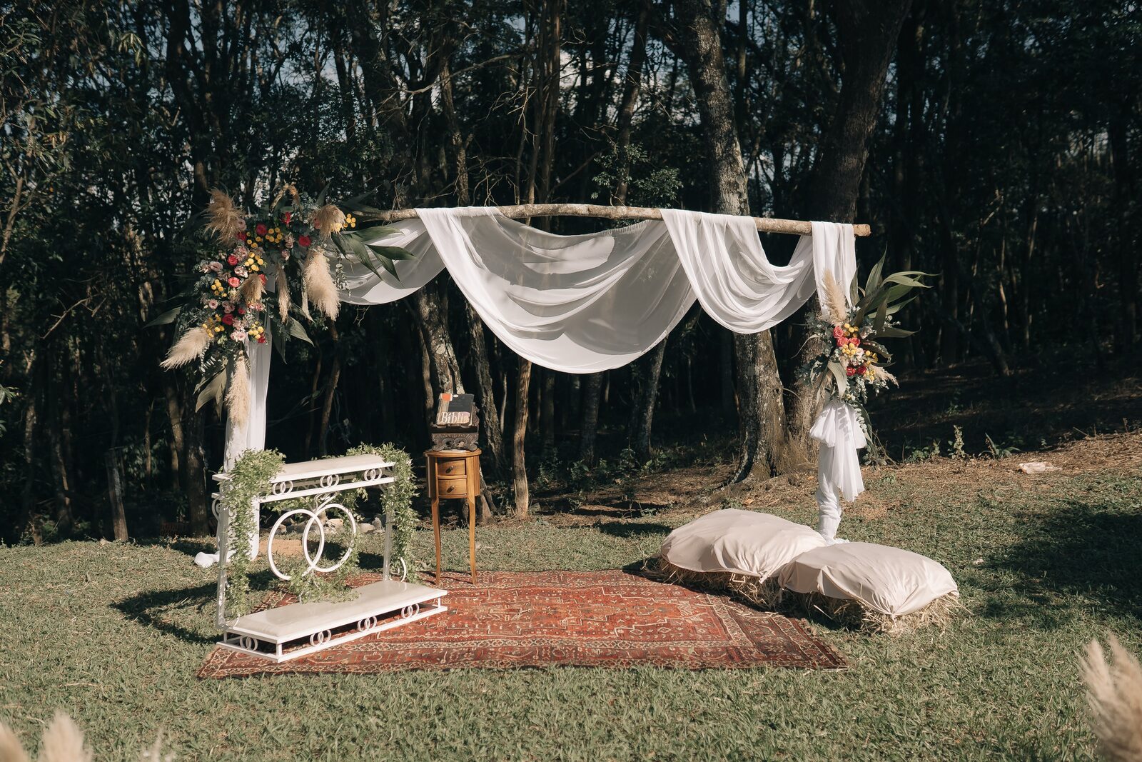 Altar de casamento real no bosque do Sítio Manacás