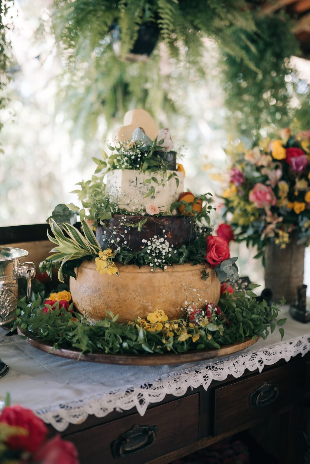 Bolo de casamento de três andares decorado com flores e folhagens naturais no Sítio Manacás